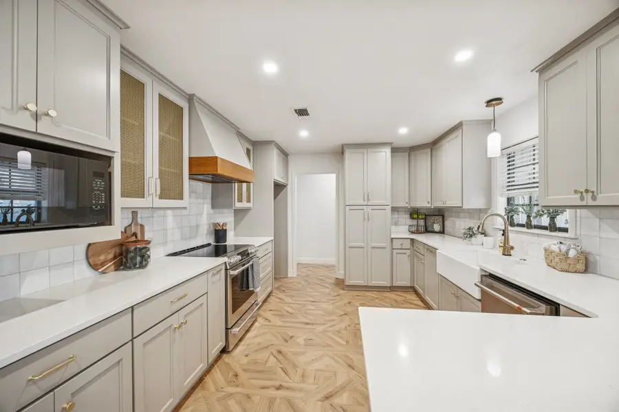 209 E Hacienda, Bellville, TX 77418 - Image #2