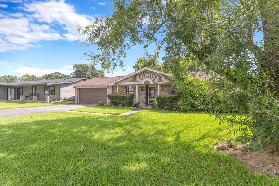 915 S 14th Street, Nederland, TX 77627 - #2