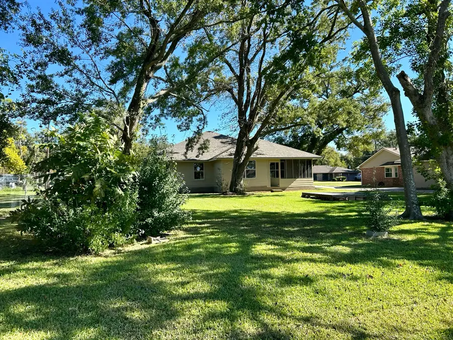 216 Sleepy Hollow Drive, Lake Jackson, TX 77566 - Image #3