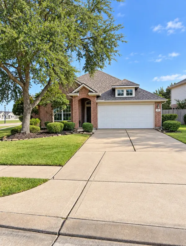 1801 High Falls Lane, Pearland, TX 77581