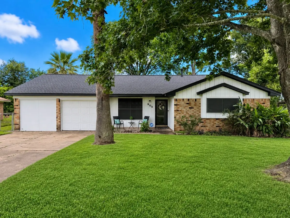 905 Southside Drive, Angleton, TX 77515 - #1
