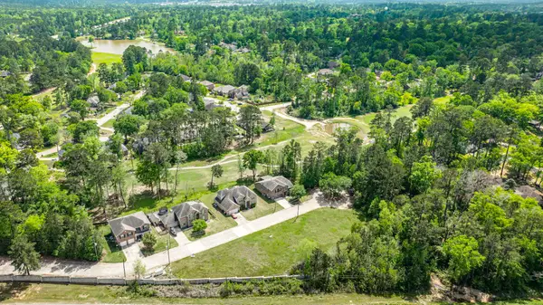 2 Stone Creek Ln, Conroe, TX 77304