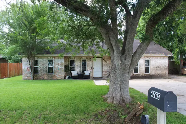 4705 30th Street E, Dickinson, TX 77539