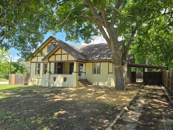 144 W Wallace Street, Gonzales, TX 78629