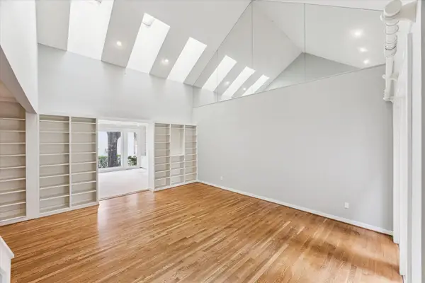 10 S Briar Hollow Lane #50, Houston, TX 77027