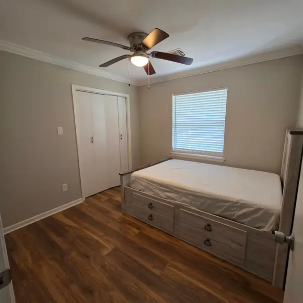 506 Mary Ann Drive, Friendswood, TX 77546