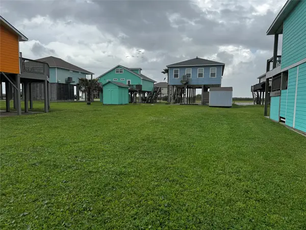 128 Ocean View Drive, Crystal Beach, TX 77650