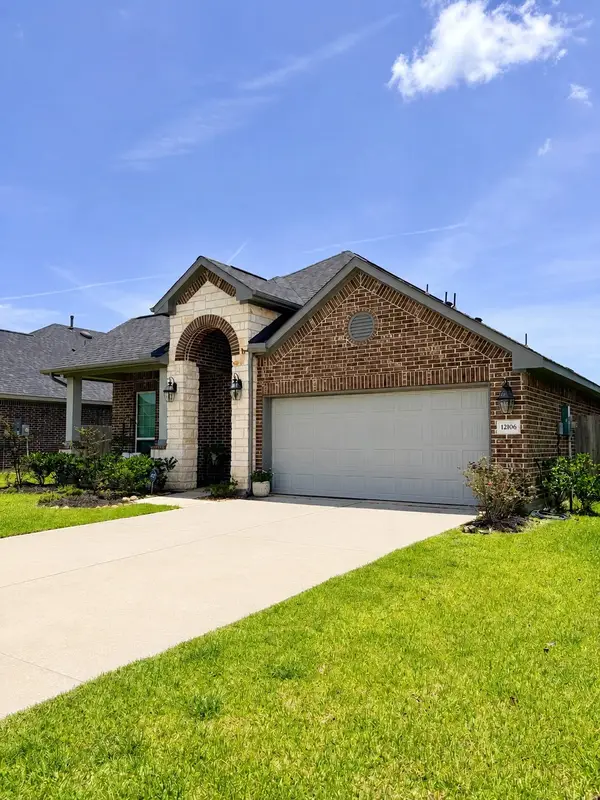 12106 Champions Forest Drive, Mont Belvieu, TX 77535