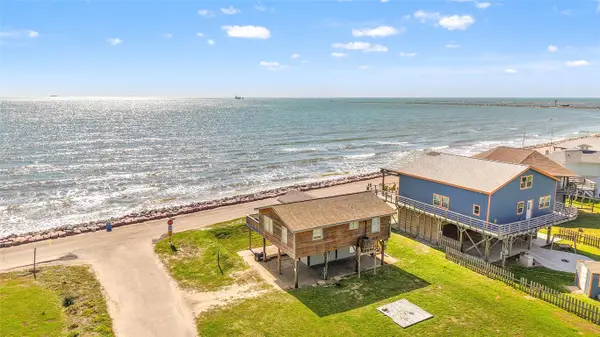 902 Beach Drive, Surfside Beach, TX 77541