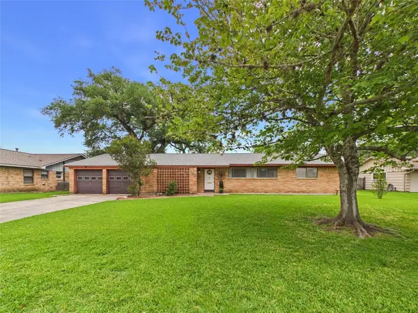 103 Ligustrum Street, Lake Jackson, TX 77566