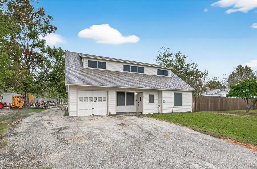 610 E Houston Street, Highlands, TX 77562 - Image #2