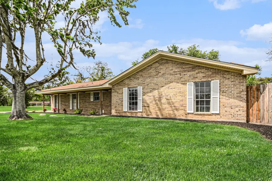 56 W Candlewood Street, Lake Jackson, TX 77566 - #2