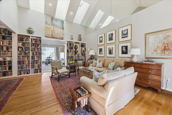 10 S Briar Hollow Lane #50, Houston, TX 77027