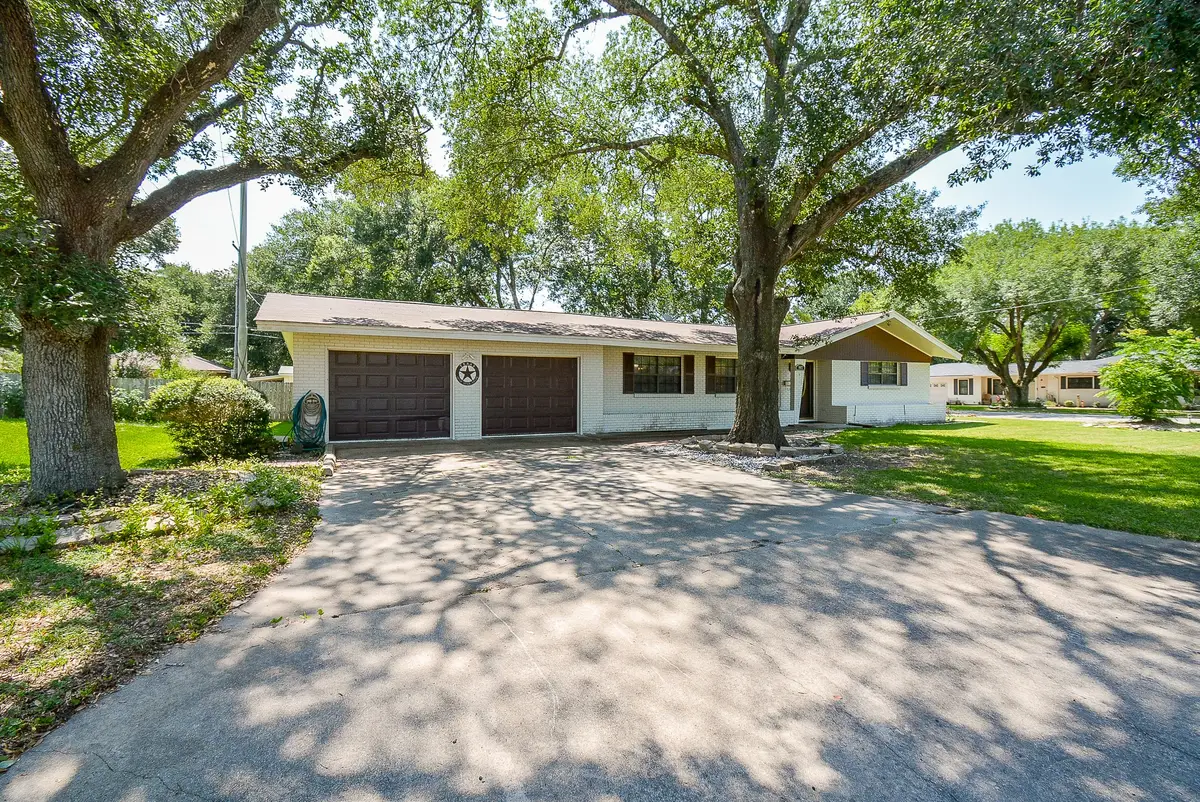 902 Avenue I, El Campo, TX 77437 - #1