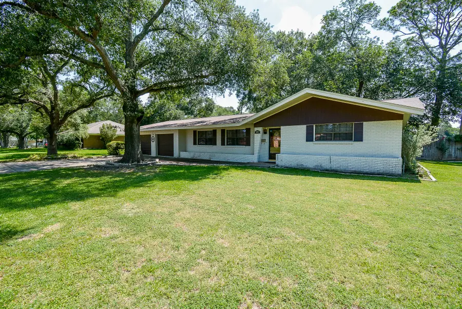 902 Avenue I, El Campo, TX 77437 - #2