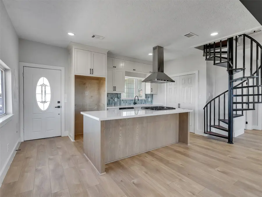 7016 Delesandri Drive, Hitchcock, TX 77563 - #2