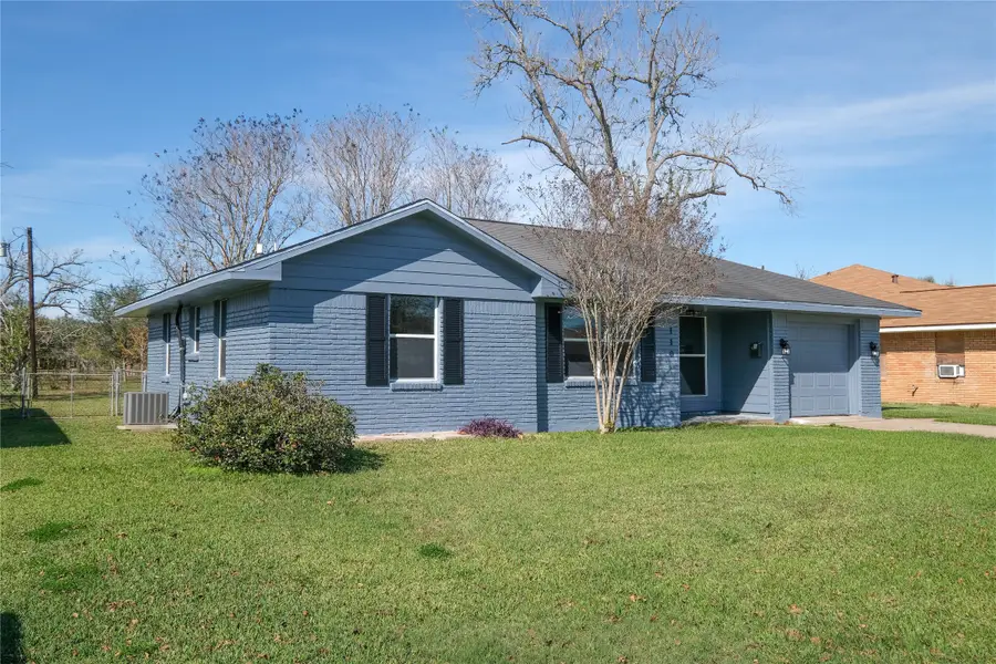 110 S Magnolia Street, Lake Jackson, TX 77566 - Image #3