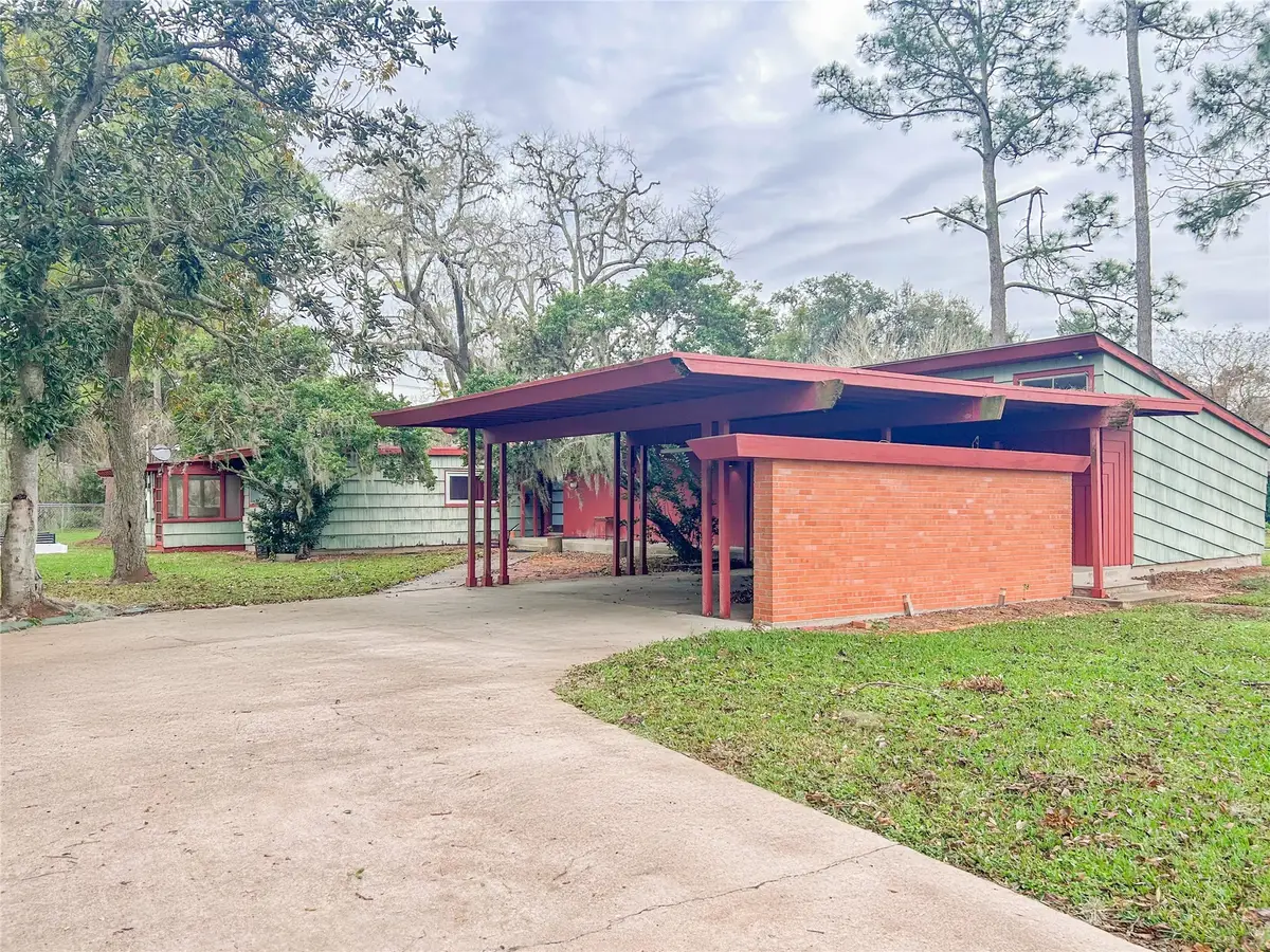 530 Circle Way, Lake Jackson, TX 77566 - Image #1