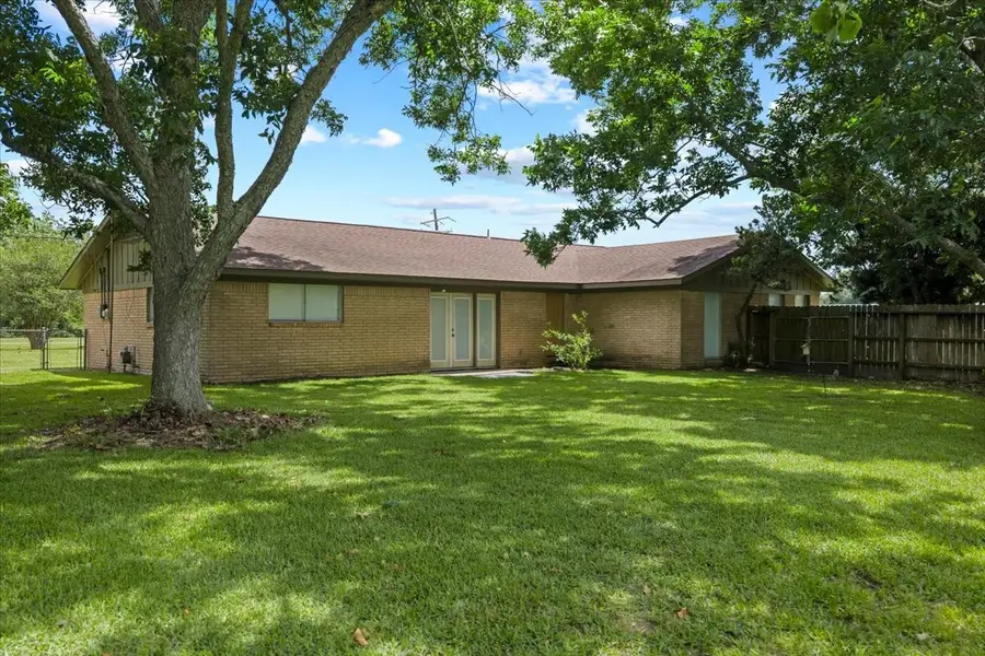 1404 S Main Street, Anahuac, TX 77514 - #2