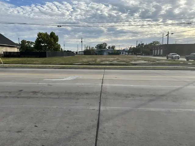 16 E Texas Avenue, Baytown, TX 77520 - #2