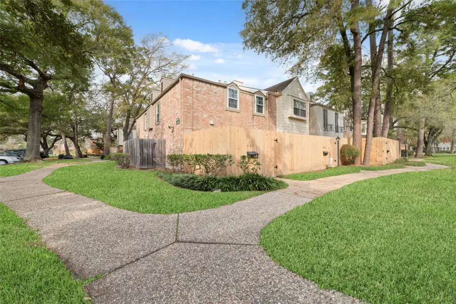 889 Wax Myrtle Lane, Houston, TX 77079 - Image #2