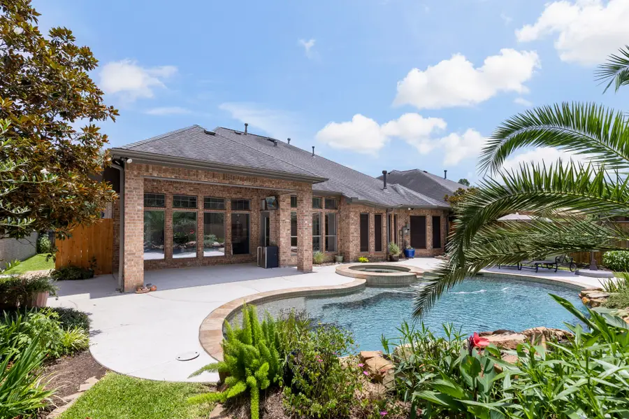 35 Avalon Oaks Court, Shenandoah, TX 77381 - #2