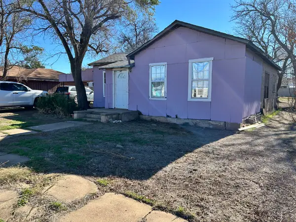 903 W 8th Street, Quanah, TX 79252