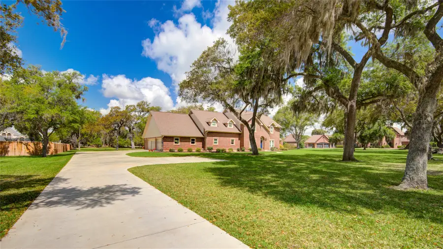 212 Teakwood Street, Lake Jackson, TX 77566 - #3