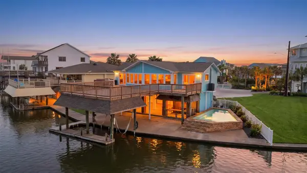 1326 Hawaii Drive, Tiki Island, TX 77554