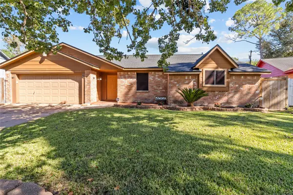 2202 Colonial Court N, League City, TX 77573