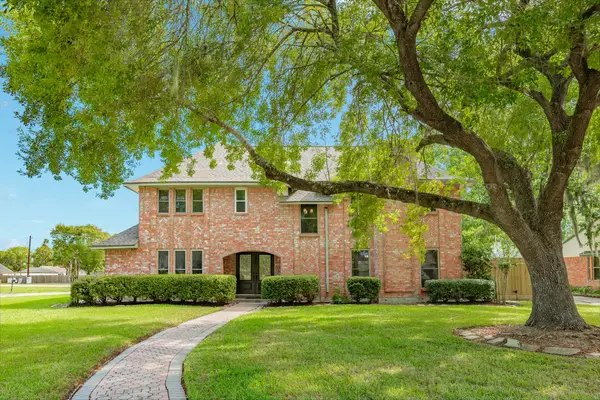 250 Wedgewood Street, Lake Jackson, TX 77566