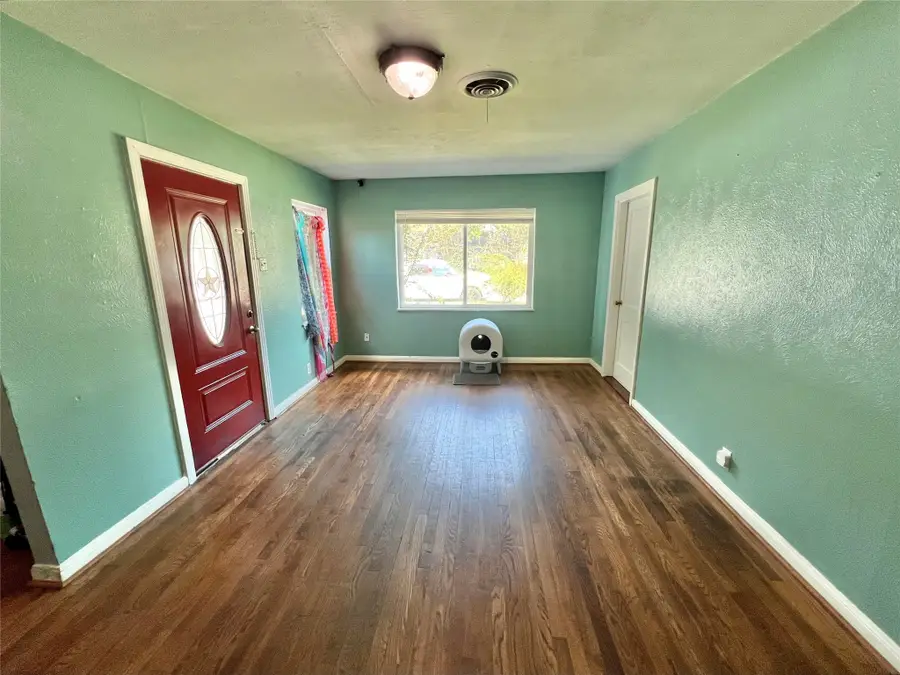 424 Evans Street, Angleton, TX 77515 - #2