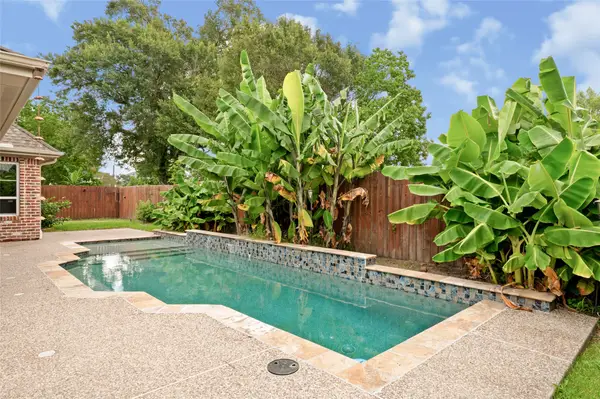 104 Mockingbird Lane, Bridge City, TX 77611