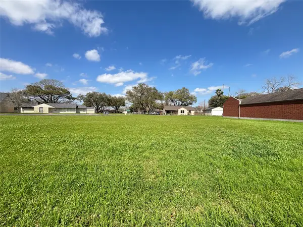 305 Mayfair Circle, Wharton, TX 77488