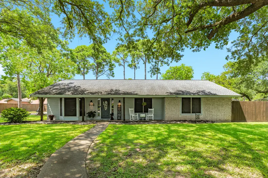 102 W Bronco Bend Street, Angleton, TX 77515 - #3