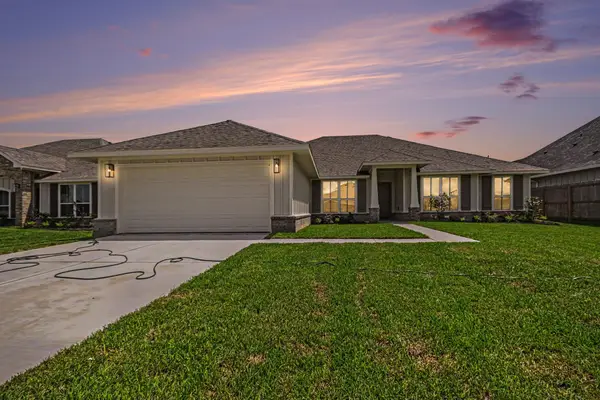 724 Greystone Lane, Angleton, TX 77515