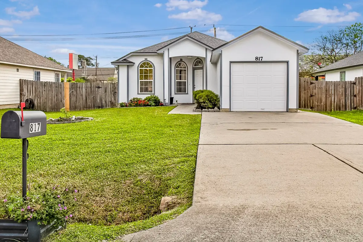 817 S 1st Street, La Porte, TX 77571 - #1