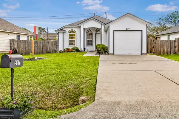 817 S 1st Street, La Porte, TX 77571