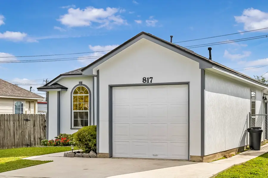 817 S 1st Street, La Porte, TX 77571 - #2