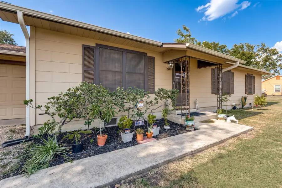 614 E Martindale Street, Seguin, TX 78155 - #2