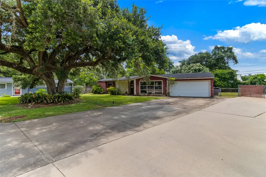 206 Jonquil, Lake Jackson, TX 77566 - #2