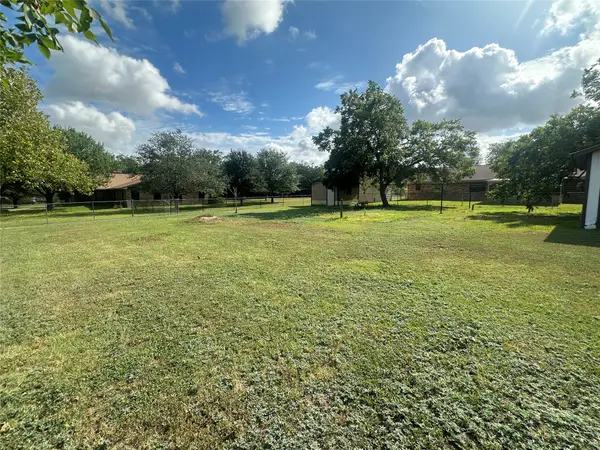 129 S Pecan Street, Flatonia, TX 78941