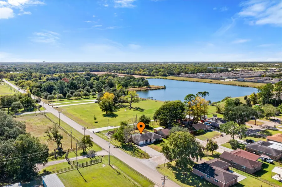 817 Circle Way, Alvin, TX 77511 - Image #2