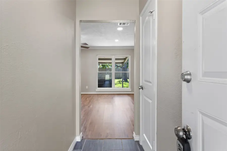 817 Circle Way, Alvin, TX 77511 - Image #3