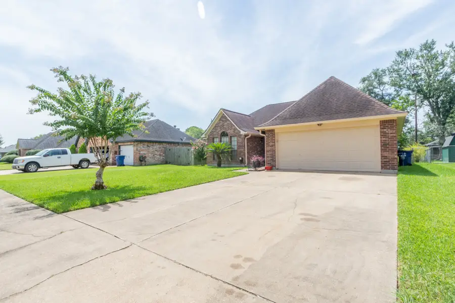 808 Manor Drive, Angleton, TX 77515 - #2