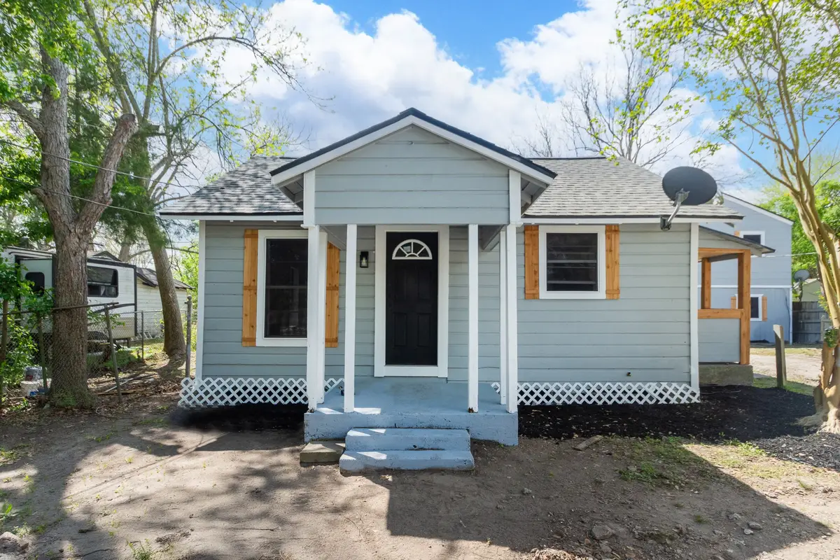 211 W South Street, Alvin, TX 77511 - #1