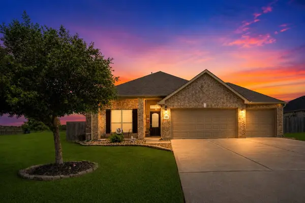 546 Green Meadows Drive, West Columbia, TX 77486