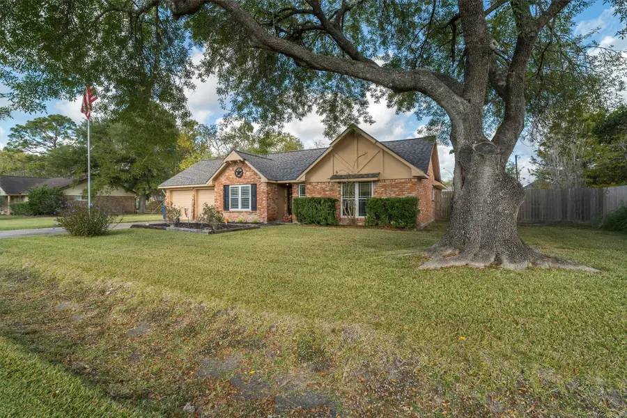106 Tower Drive, Friendswood, TX 77546 - Image #2