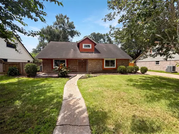 5116 E Bayou Drive, Dickinson, TX 77539
