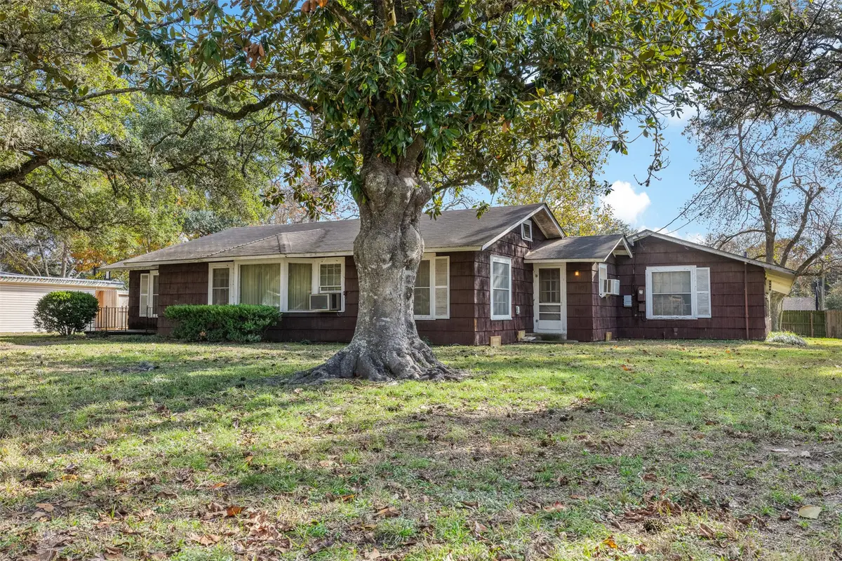 323 Harbert Street, Columbus, TX 78934 - Image #1